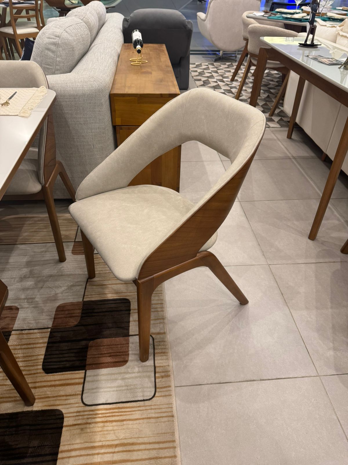 Cadeira de design em madeira e estofado bege