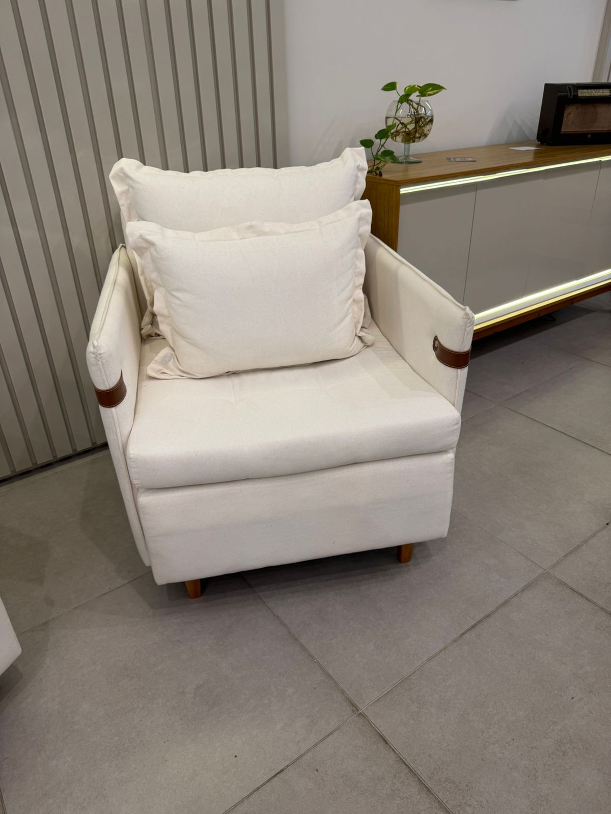 Poltrona de linho off-white com detalhes em couro