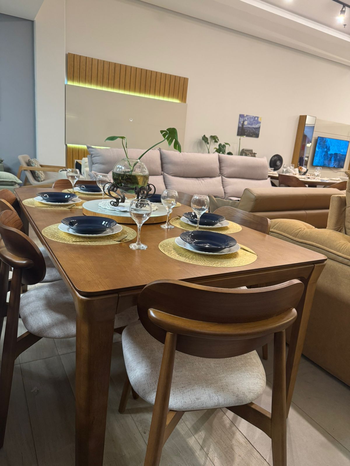 Mesa de jantar em madeira posta com cadeiras estofadas